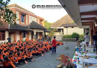 Sukacita Menyambut Ramadhan, MTs-MA Hidayatullah Yogyakarta Bakti Sosial Bersih-Bersih Masjid