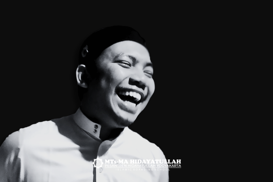 Menebar Bahagia dengan Senyuman - contoh ustadz pengasuh di pesantren hidayatullah jogja