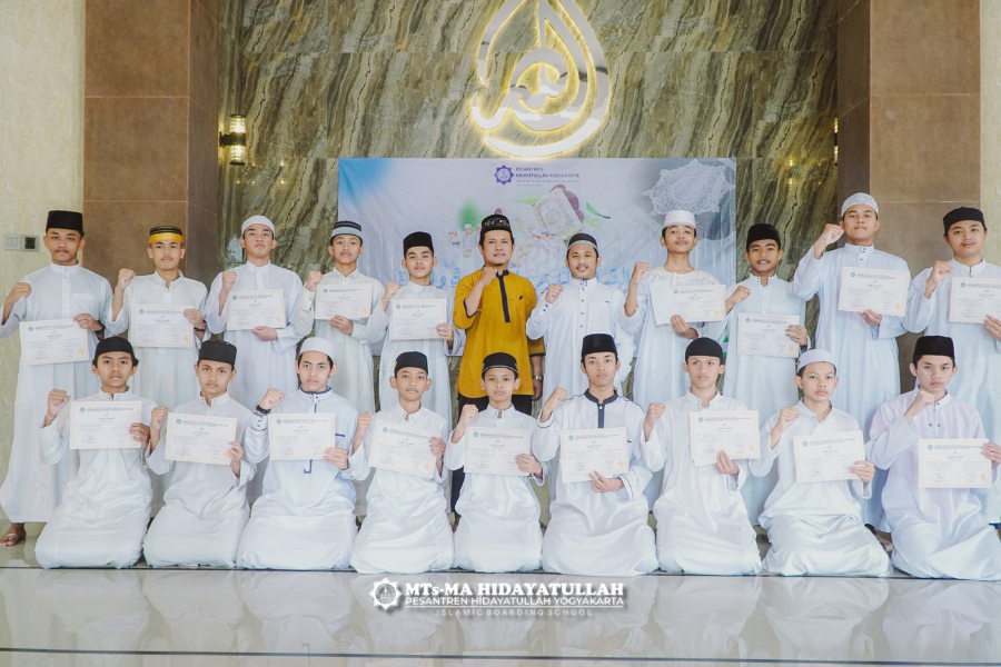 Santri Pesantren Hidayatullah Yogyakarta Tasmi' Al-Qur'an Sekali Duduk