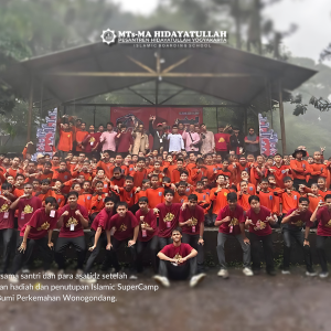 Foto Bersama santri dan para asatidz setelah pembagian hadiah dan penutupan Islamic SuperCamp ke-7 di Bumi Perkemahan Wonogondang.