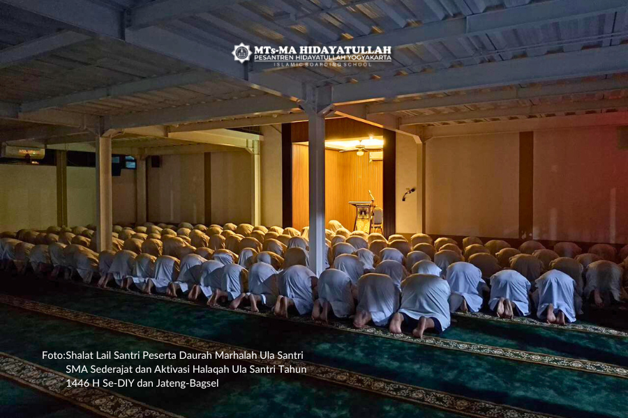 Shalat Lail Santri Peserta Daurah Marhalah Ula Santri SMA Sederajat dan Aktivasi Halaqah Ula Santri Tahun 1446 H Se-DIY dan Jateng-Bagsel - Pesantren Hidayatullah Yogya