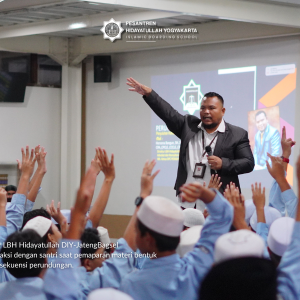 Direktur LBH Hidayatullah DIY-JatengBagsel berinteraksi dengan santri saat pemaparan materi bentuk dan konsekuensi perundungan - Pesantren Hidayatullah Yogyakarta.