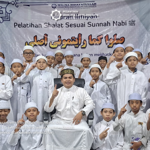 Mudir Pesantren Hidayatullah Yogyakarta, Ust. Jundi Iskandar, Lc. berfoto bersama setelah kegiatan Daurah Ilmiyah selesai dilaksanakan selama 2 hari.